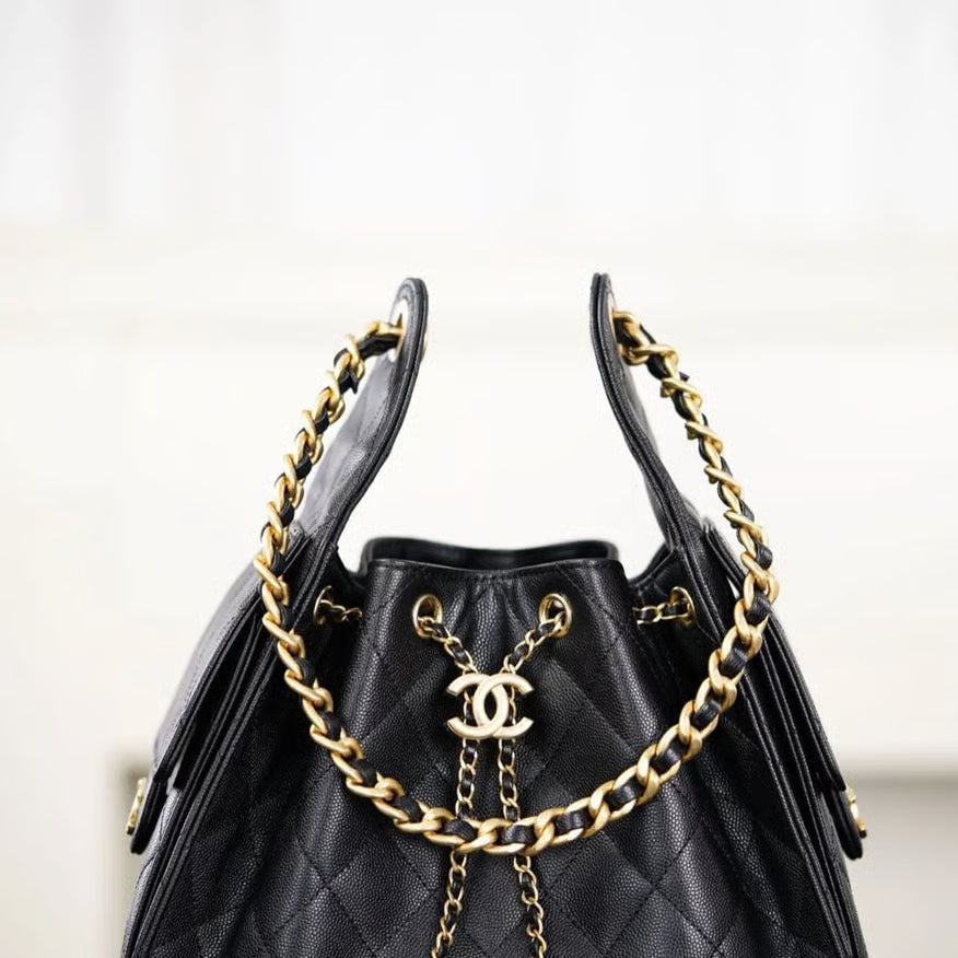 حقيبة شانيل (Chanel) "دروسترينغ" بوكيت - جلد أسود مبطن بسلسلة ذهبية