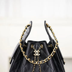 حقيبة شانيل (Chanel) "دروسترينغ" بوكيت - جلد أسود مبطن بسلسلة ذهبية