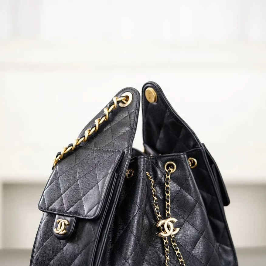 حقيبة شانيل (Chanel) "دروسترينغ" بوكيت - جلد أسود مبطن بسلسلة ذهبية