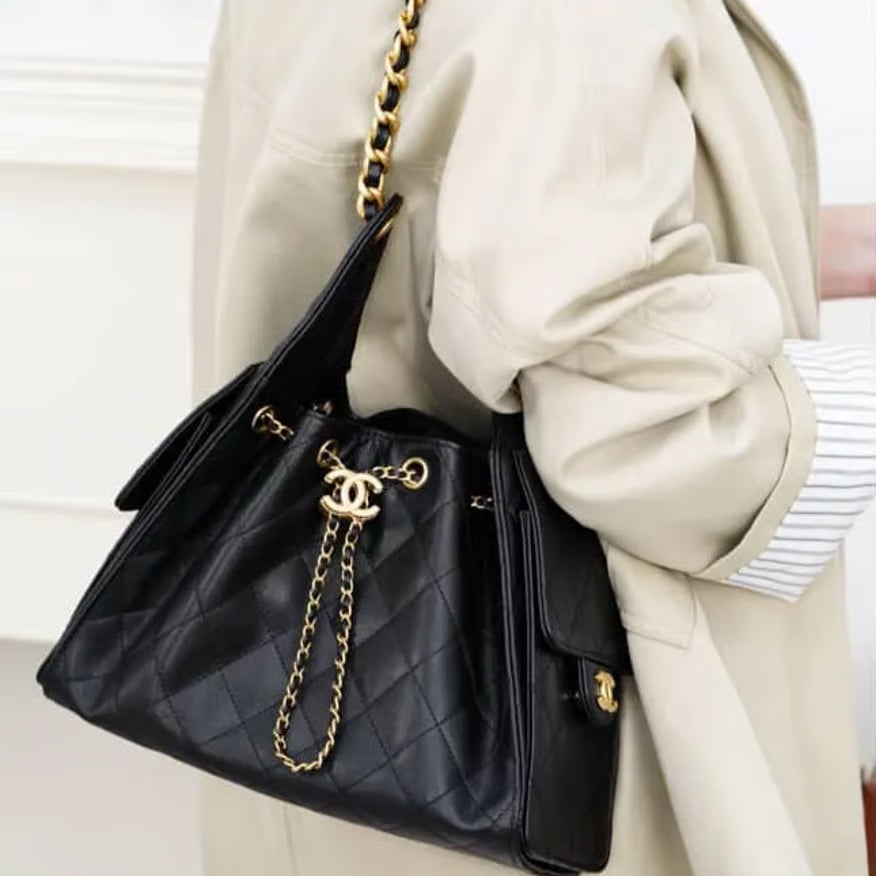 حقيبة شانيل (Chanel) "دروسترينغ" بوكيت - جلد أسود مبطن بسلسلة ذهبية