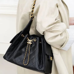 حقيبة شانيل (Chanel) "دروسترينغ" بوكيت - جلد أسود مبطن بسلسلة ذهبية