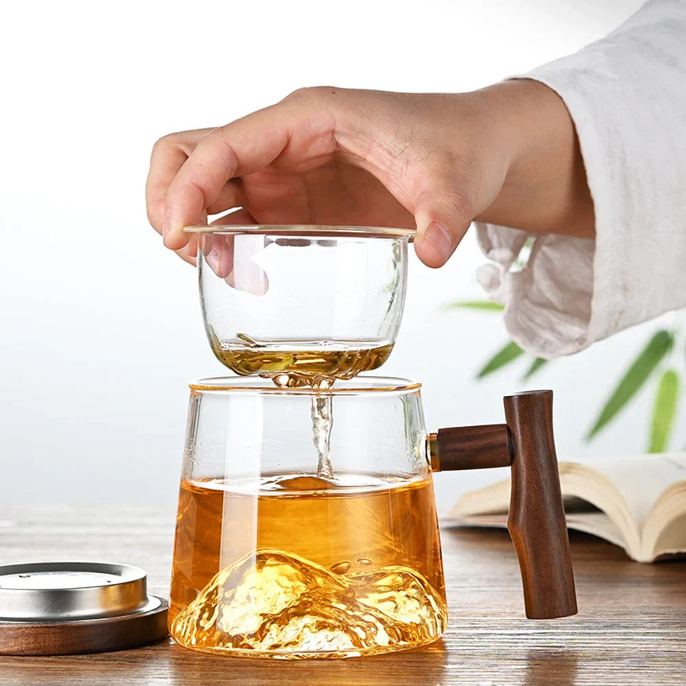 فنجان شاي زجاجي بمقبض خشبي