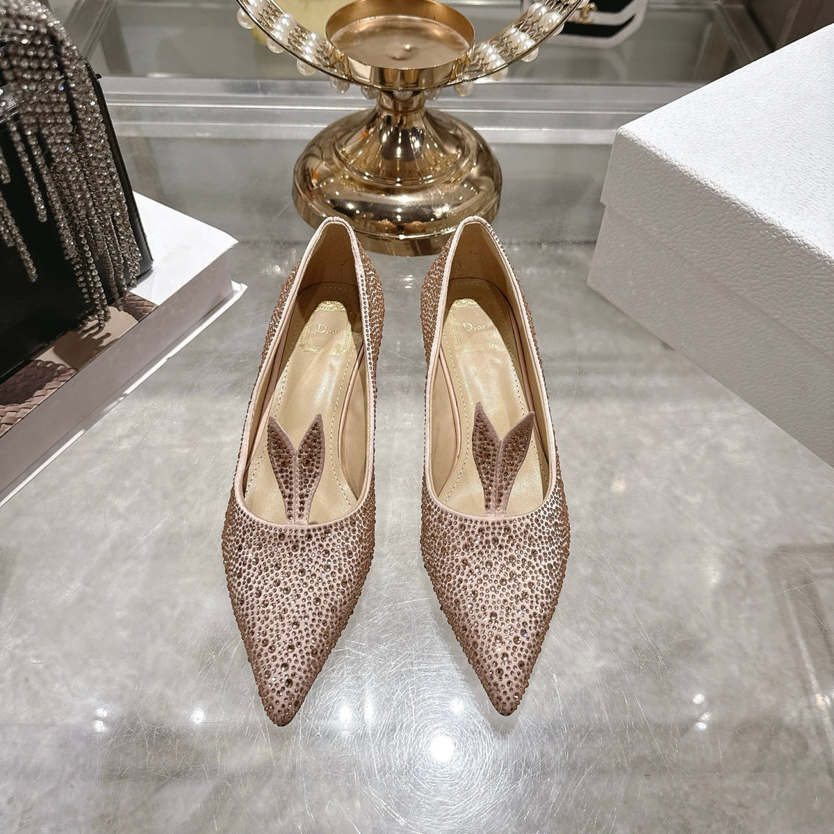 حذاء ديور (Dior) كعب عالي مرصع بالكريستال - لون نود ساحر -