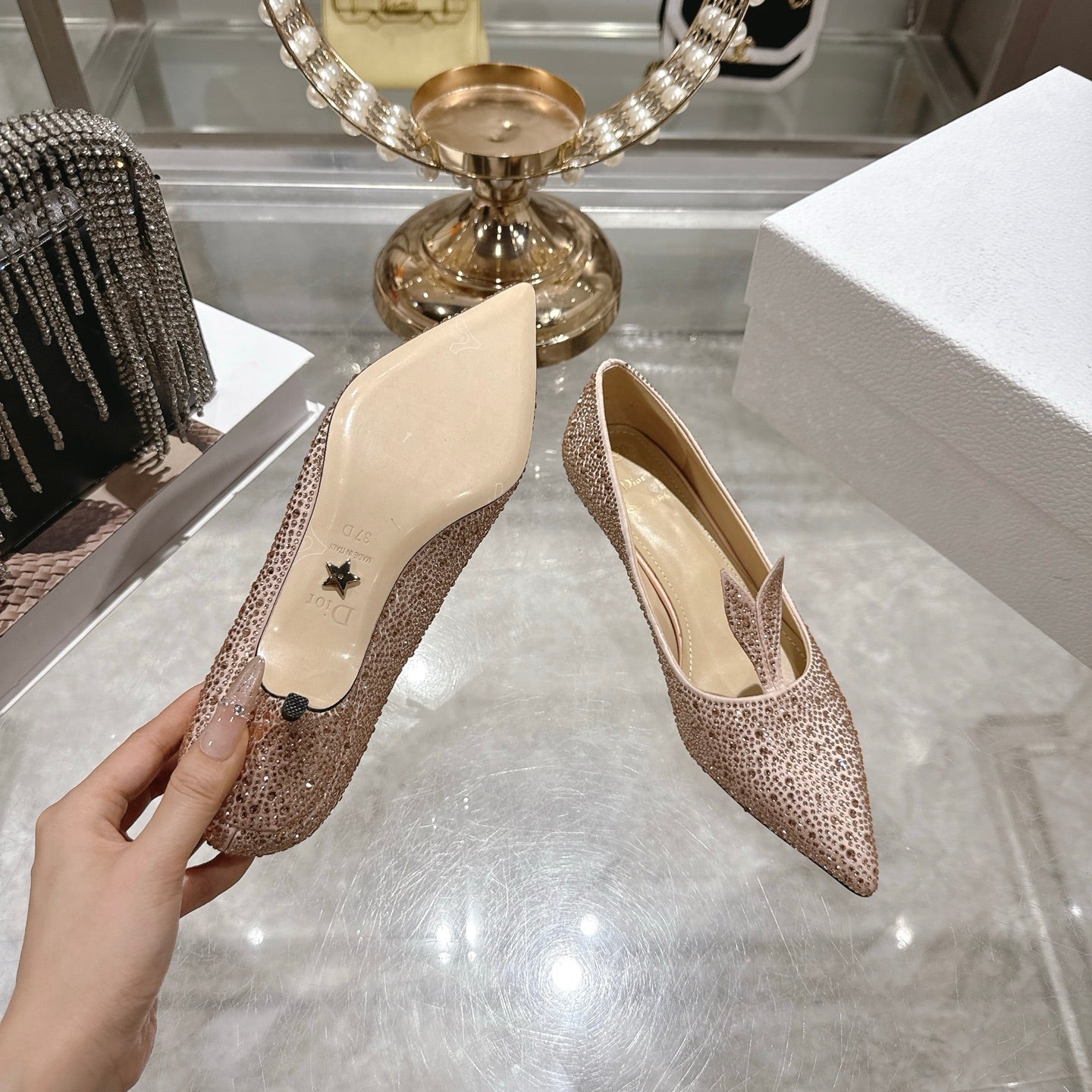 حذاء ديور (Dior) كعب عالي مرصع بالكريستال - لون نود ساحر -