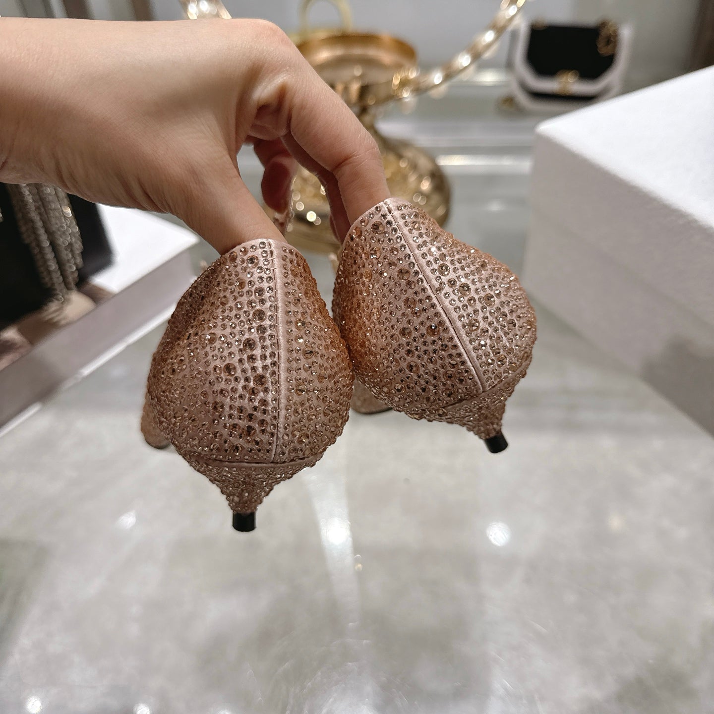 حذاء ديور (Dior) كعب عالي مرصع بالكريستال - لون نود ساحر -