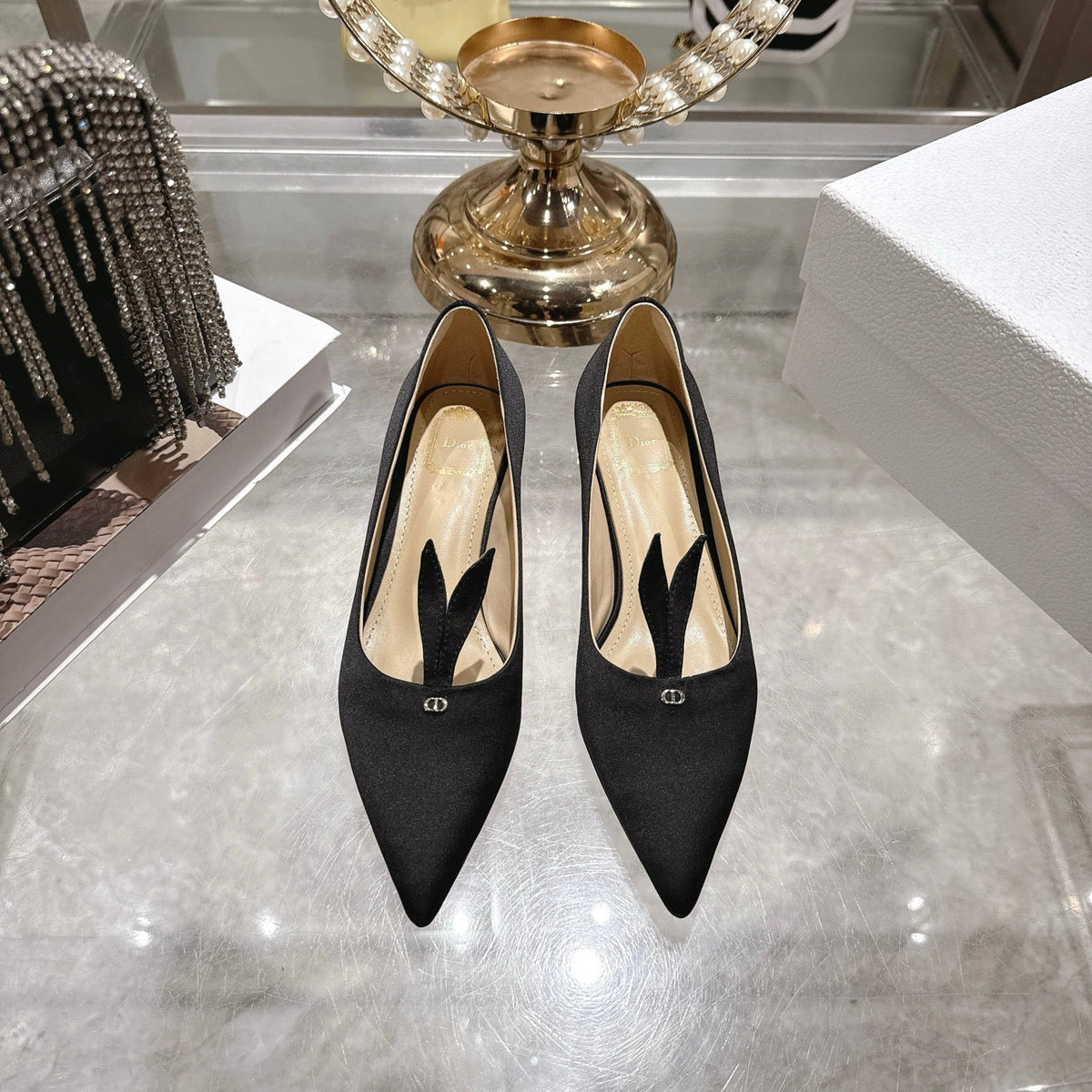 حذاء ديور (Dior) كعب عالي أسود ساتان - بتفاصيل أيقونية