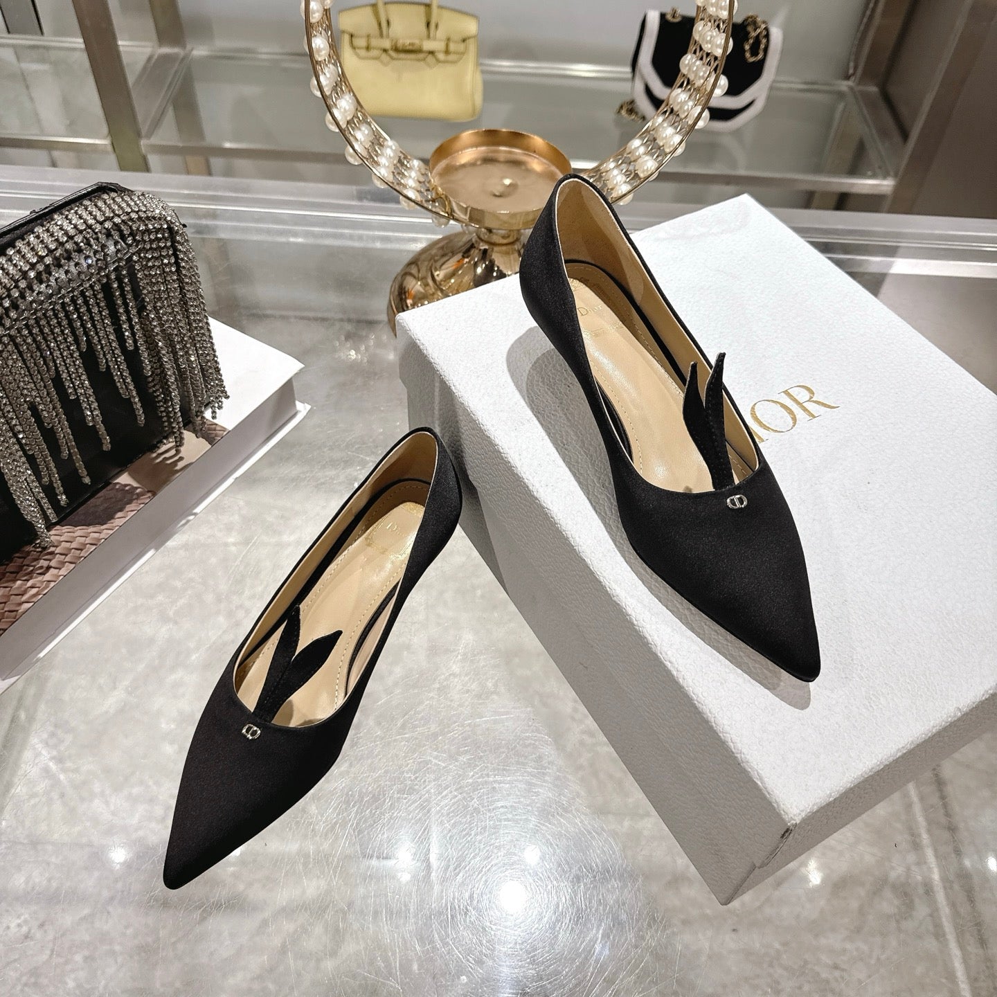 حذاء ديور (Dior) كعب عالي أسود ساتان - بتفاصيل أيقونية